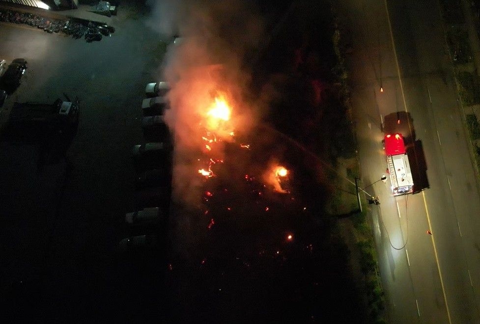 Incêndio em vegetação chega perto do Detran e ameaça residências em Belo Horizonte.; Reprodução: TV Globo