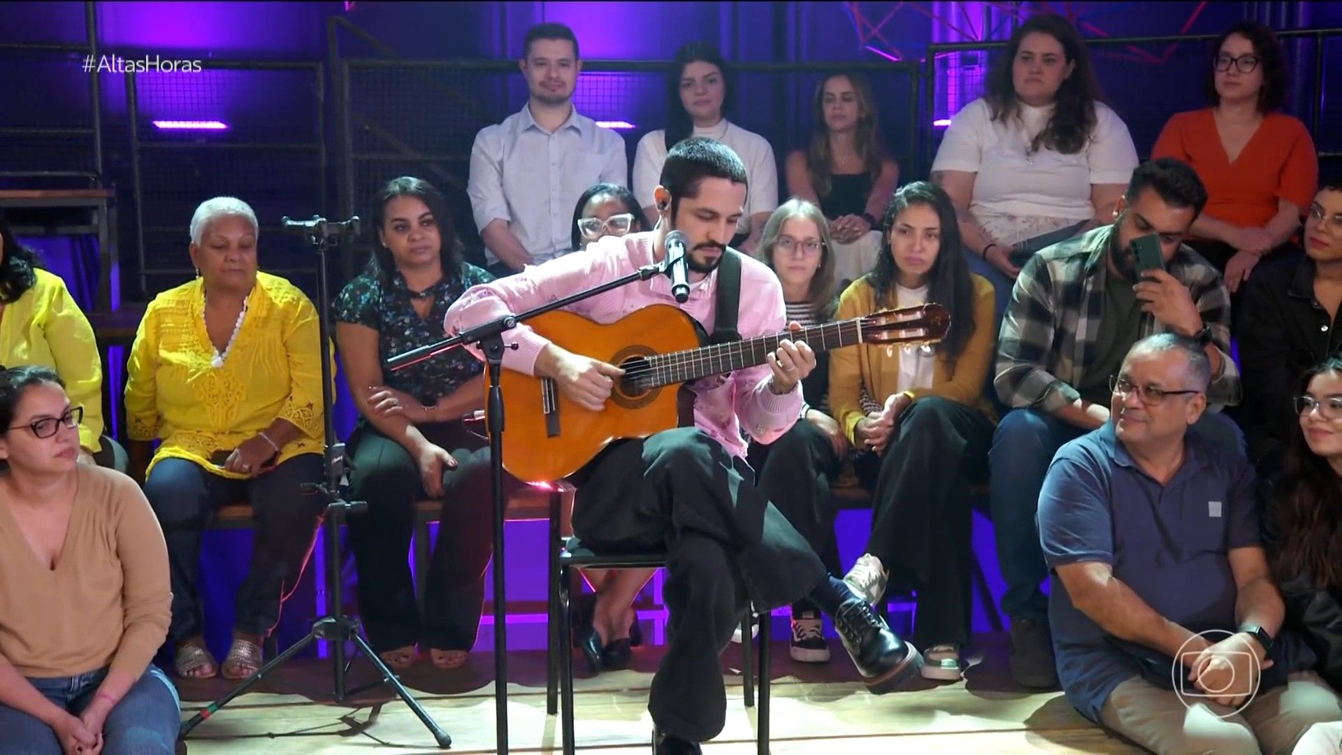 Gabriel Leone canta no Altas Horas, recebe elogios de Djavan e afirma estar tremendo. Reprodução: Gshow