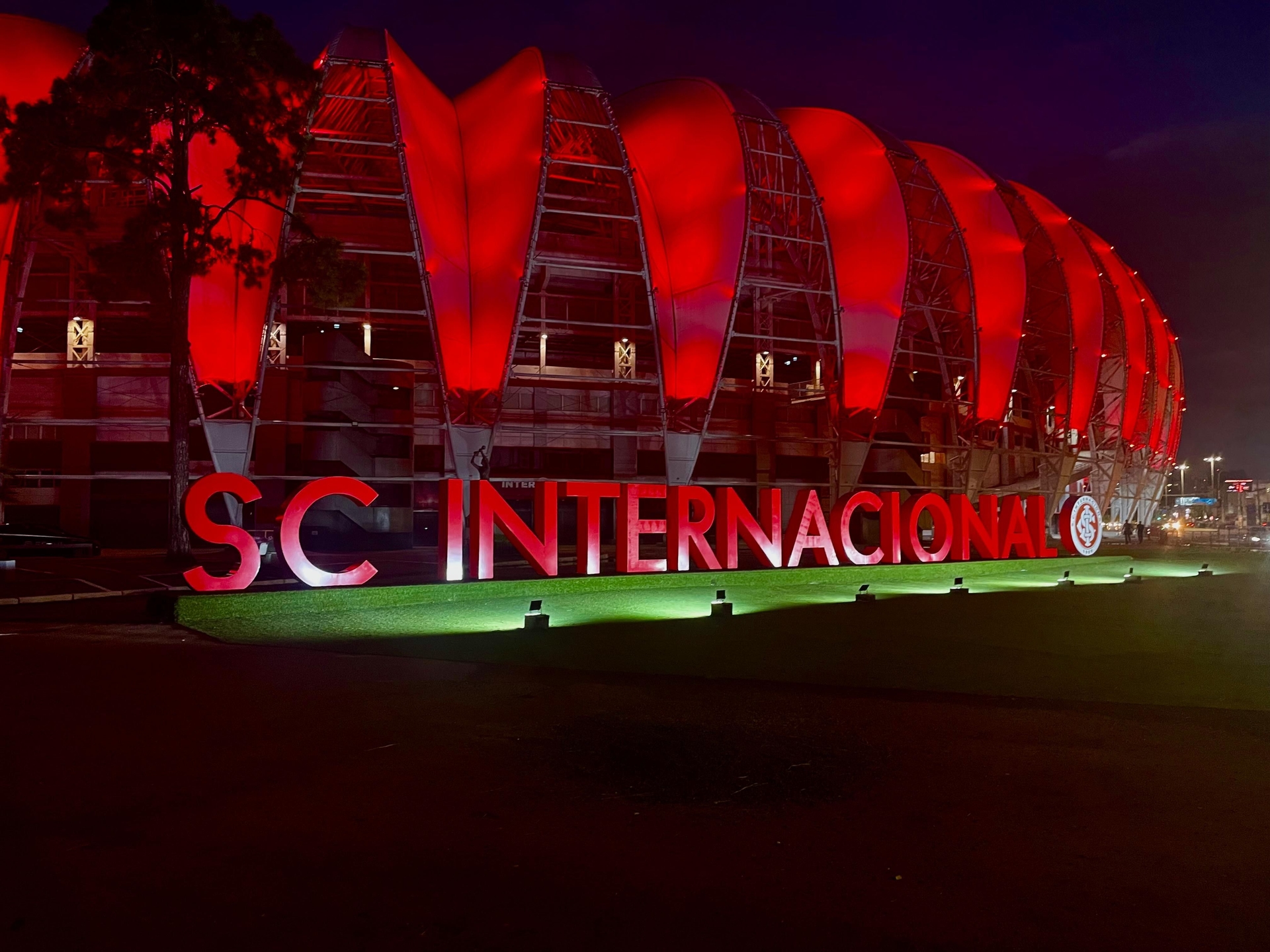 Jogadores em ação durante a 4ª rodada do Campeonato Brasileiro. Reprodução: Globo