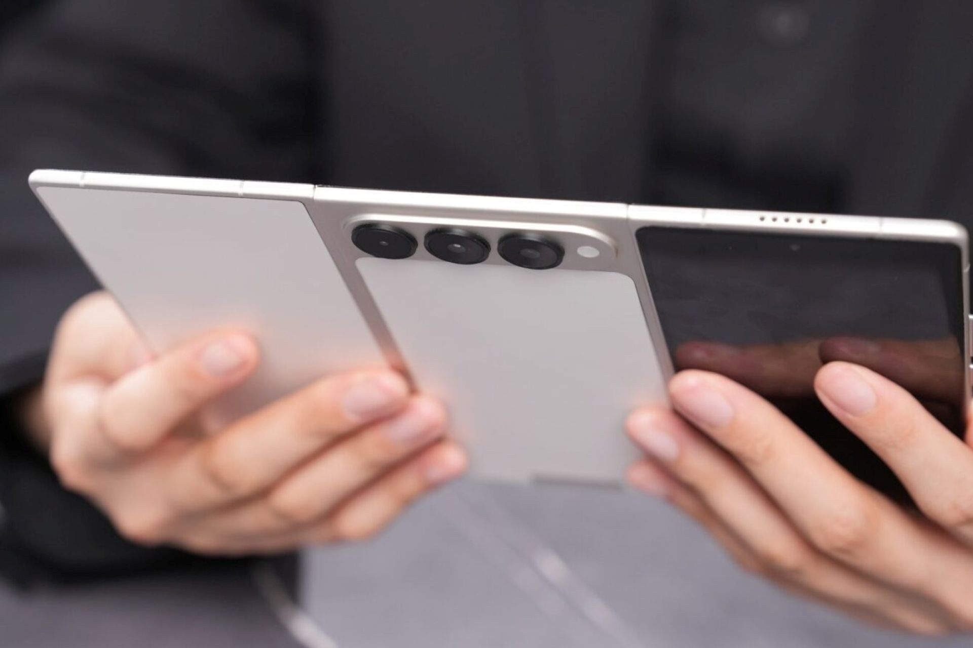 Samsung revela conceito do novo tri-fold, unindo tecnologia inovadora aos dispositivos dobráveis. Reprodução: Gizmodo.