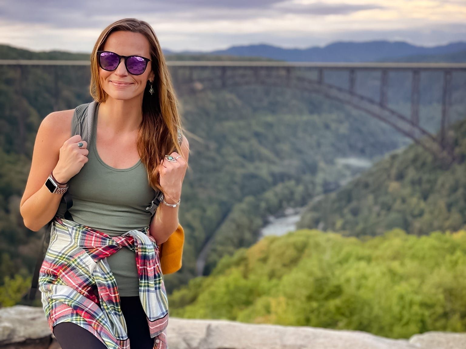 Emily Hart em frente à New River Gorge Bridge, um dos parques nacionais menos conhecidos dos EUA. Reprodução: Business Insider