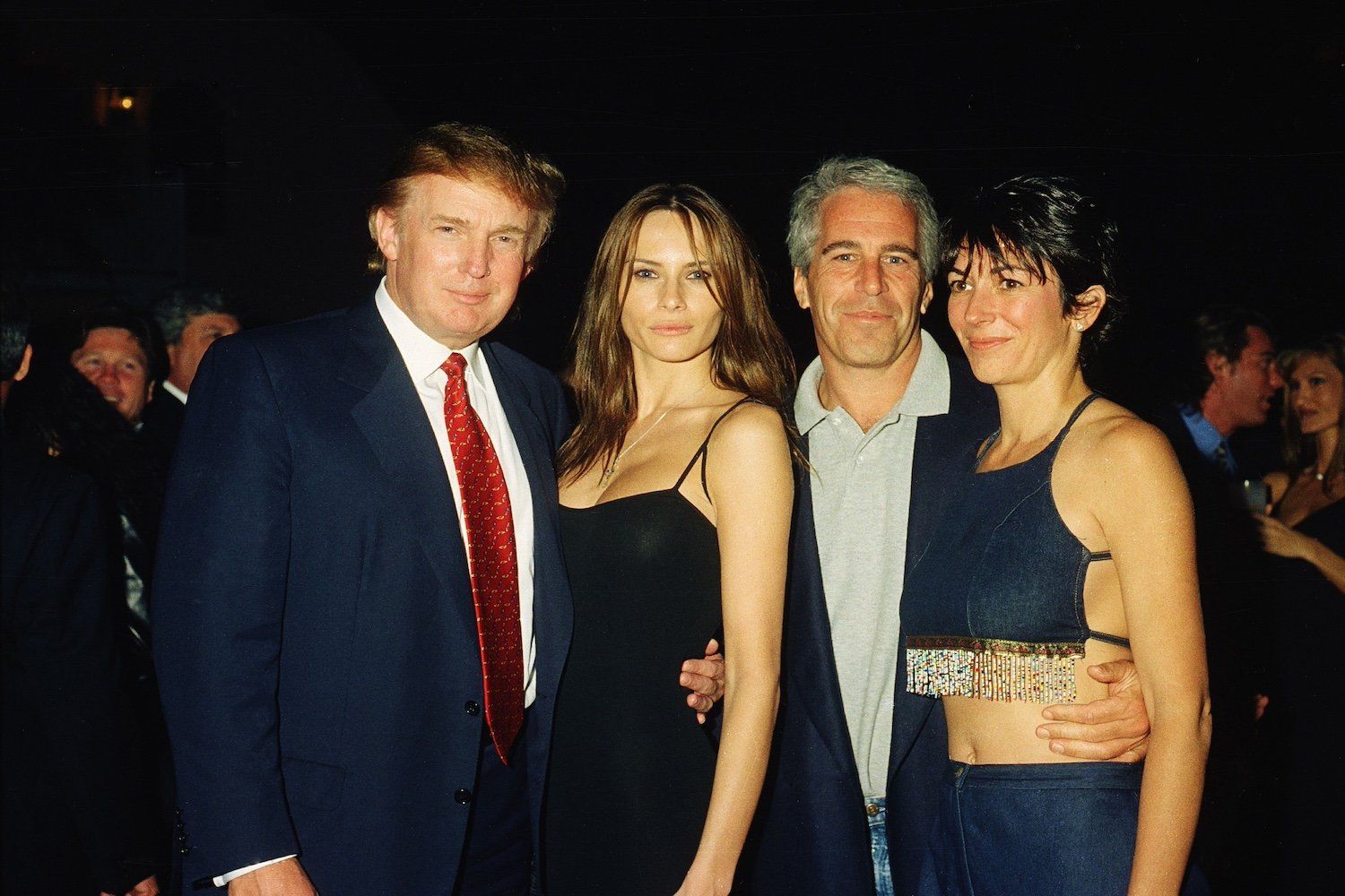 Donald Trump e Jeffrey Epstein em encontro casual, gerando polêmicas no governo Trump. Reprodução: Gizmodo