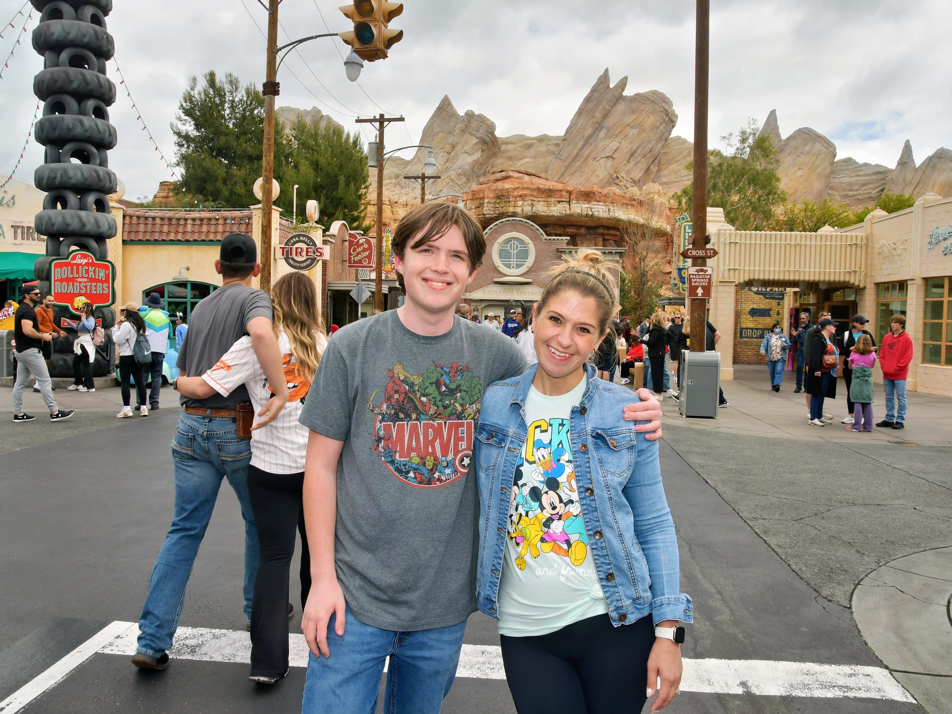Autora e filho aproveitam férias em parques temáticos da Califórnia. Legenda da imagem. Reprodução: Business Insider