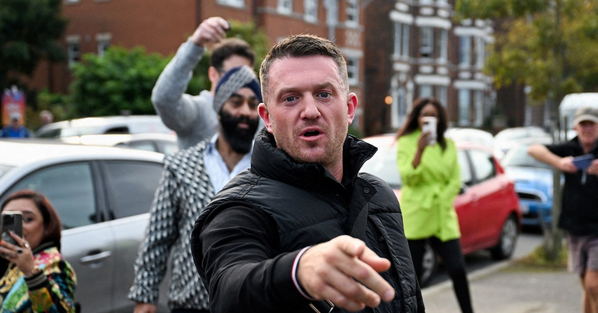Stephen Yaxley-Lennon perde apelação e mantém sentença de 18 meses por desrespeito ao tribunal. Reprodução: Reuters