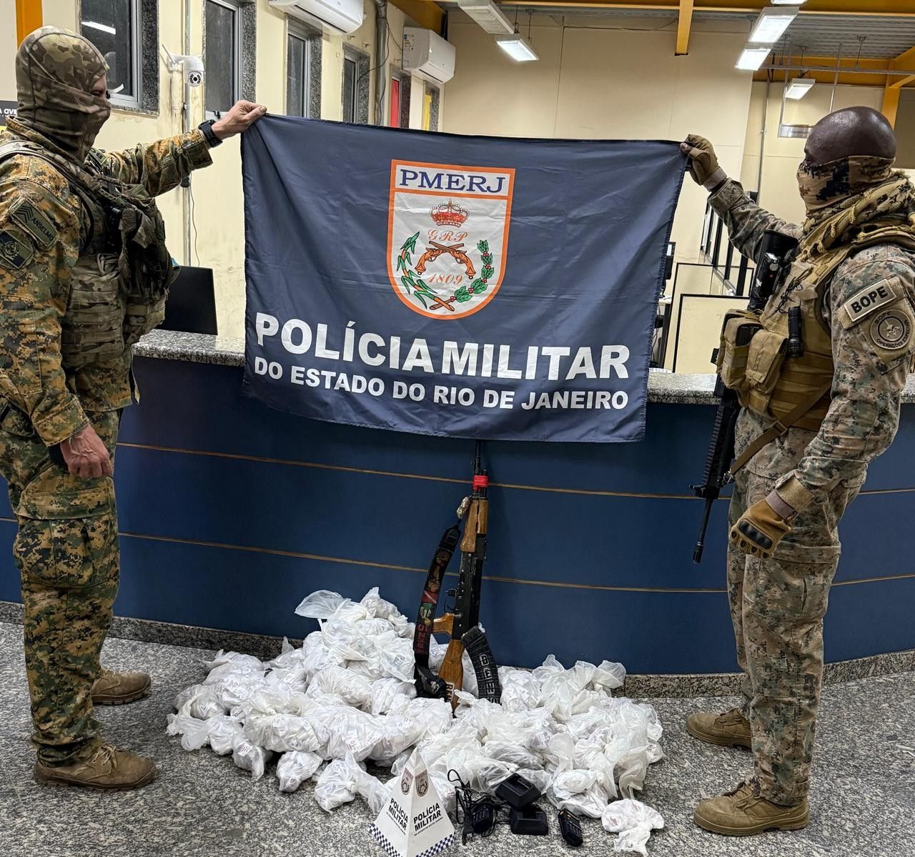 Ações da PM resultam na apreensão de fuzis e drogas em Vargem Pequena e São Gonçalo