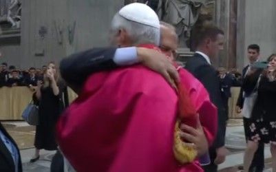 Reencontro emocionante entre Papa Leão XIV e seu irmão Louis Prevost após missa inaugural no Vaticano. Reprodução: The New York Times