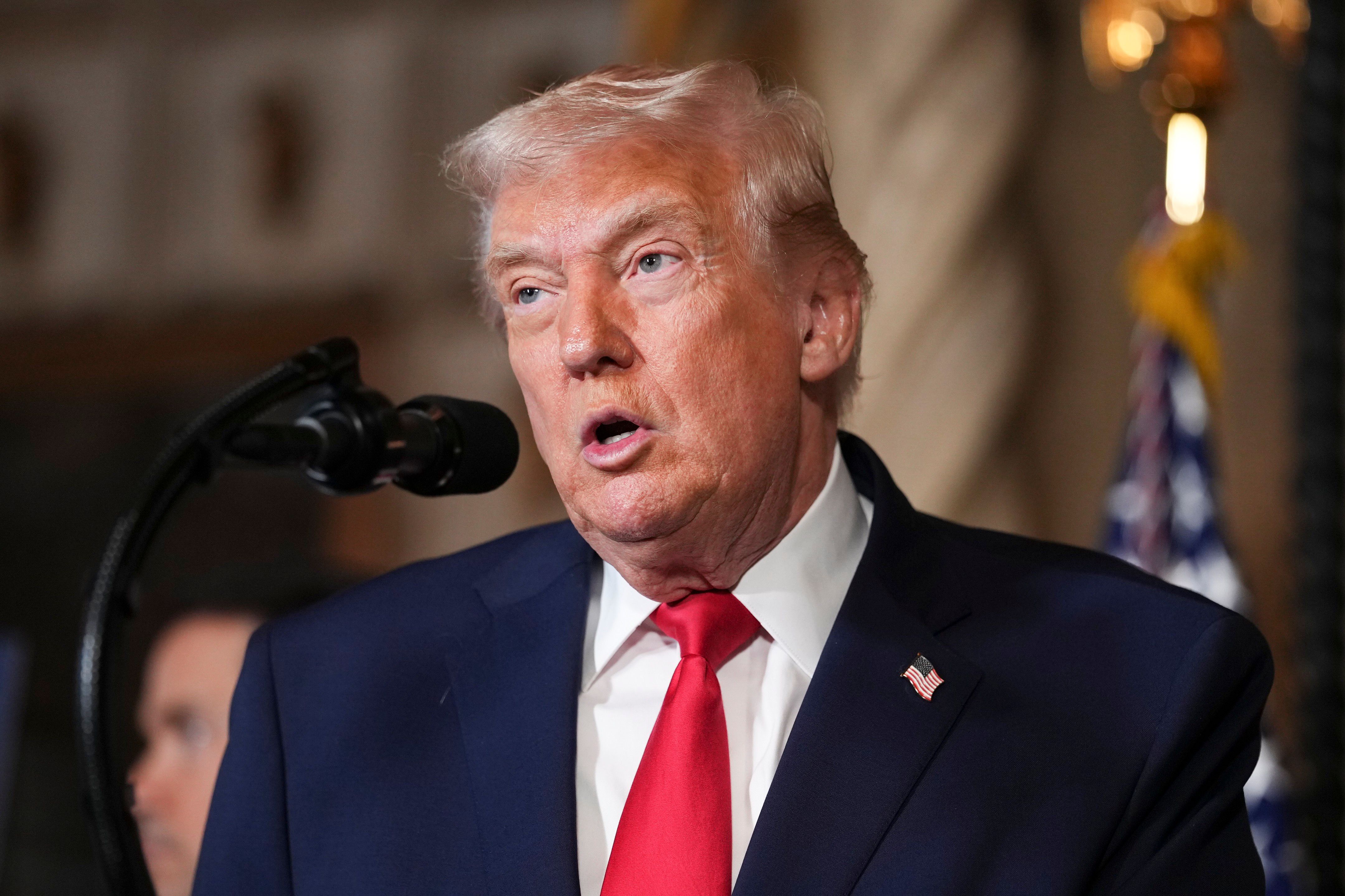 Trump diante de navios de guerra, diz estar aberto a reunião com o presidente interino da Venezuela.. Reprodução: Oglobo