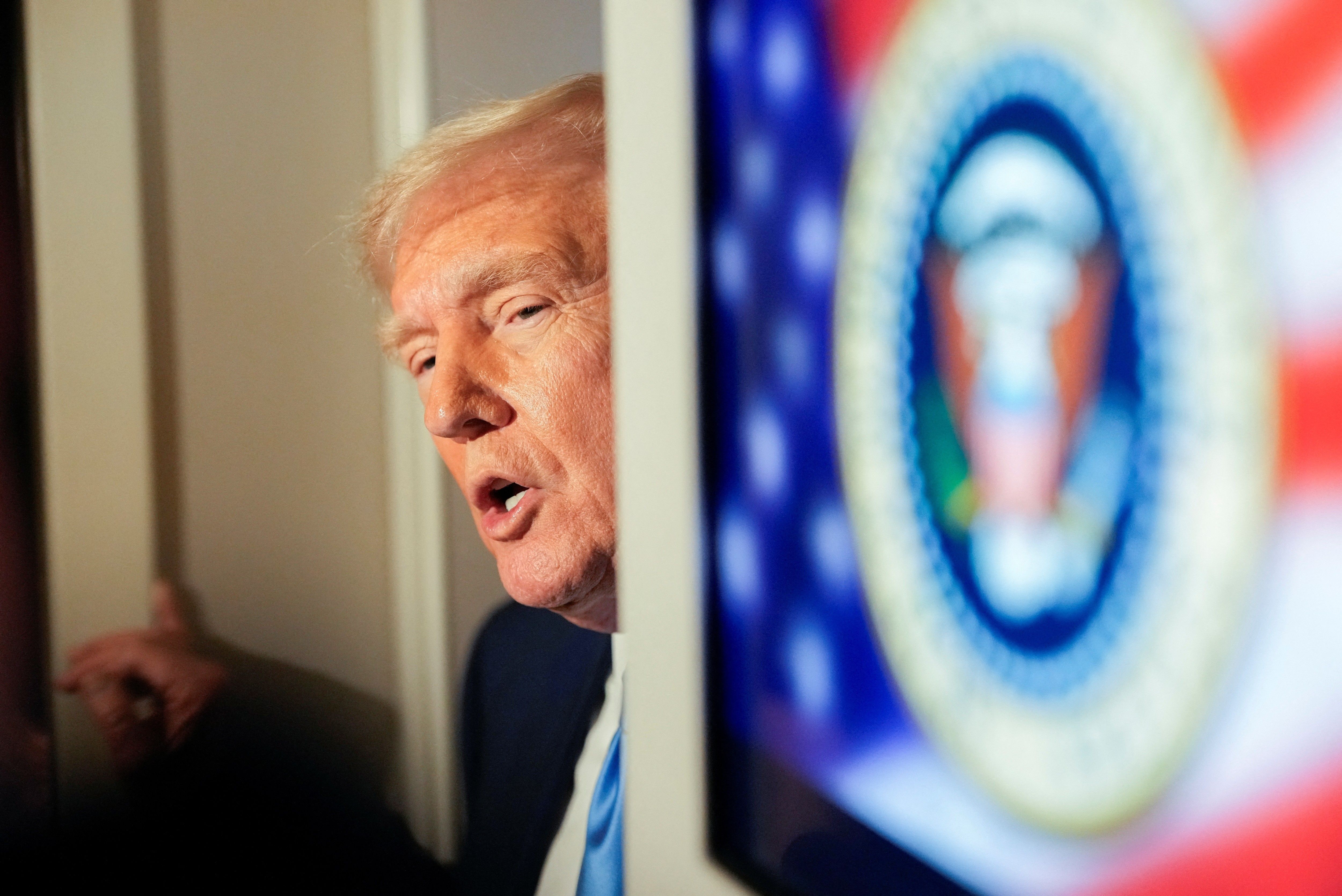 Trump defende tarifas como solução econômica enquanto mercados reagem negativamente. Reprodução: Globo