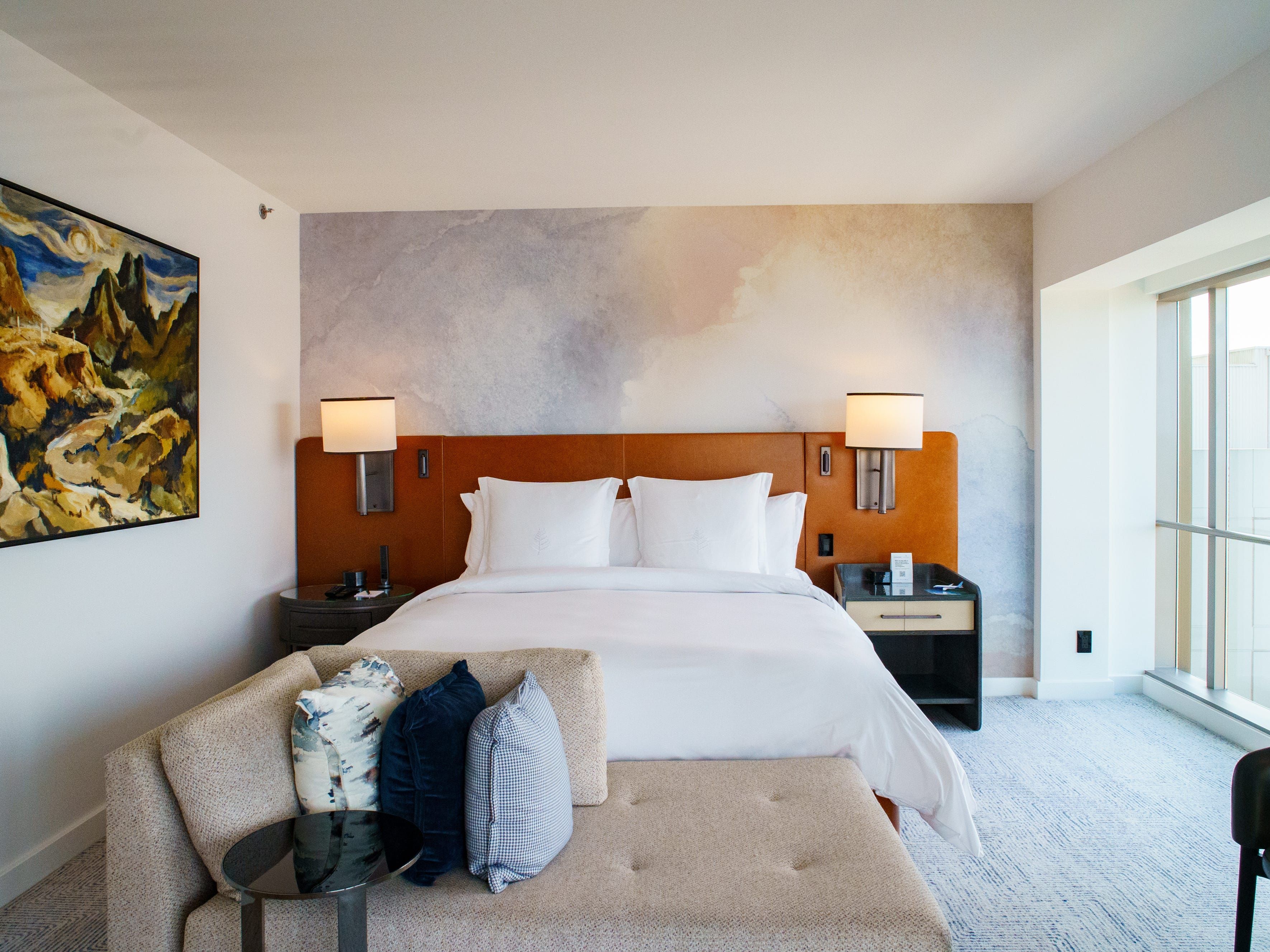 Quarto luxuoso do Four Seasons Seattle com vistas impressionantes da cidade. Reprodução: Business Insider