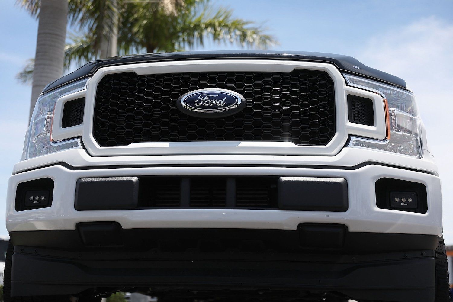 Ford oferece vendas atraentes de F-150 em Miami, visando a liquidação antes do fim do crédito tributário. Reprodução: Gizmodo