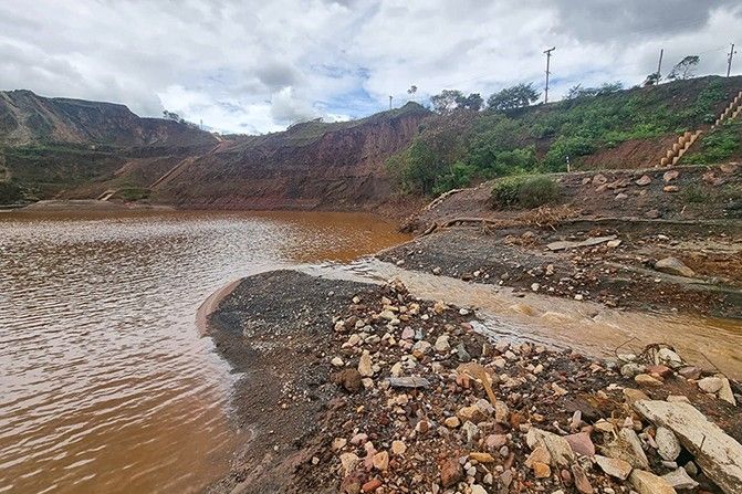 [Ambientalistas comemoram decisão judicial que paralisou operações da Vale em Ouro Preto.]. Reprodução: Oglobo