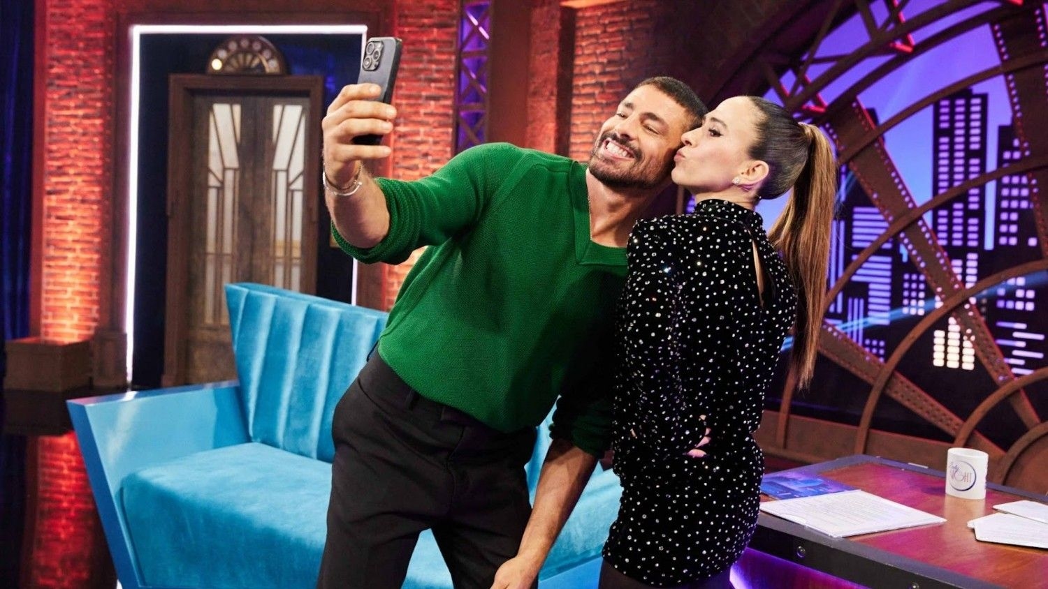 Cauã Reymond retorna ao sofá de Tatá Werneck no programa 'Lady Night'. Reprodução: Globo