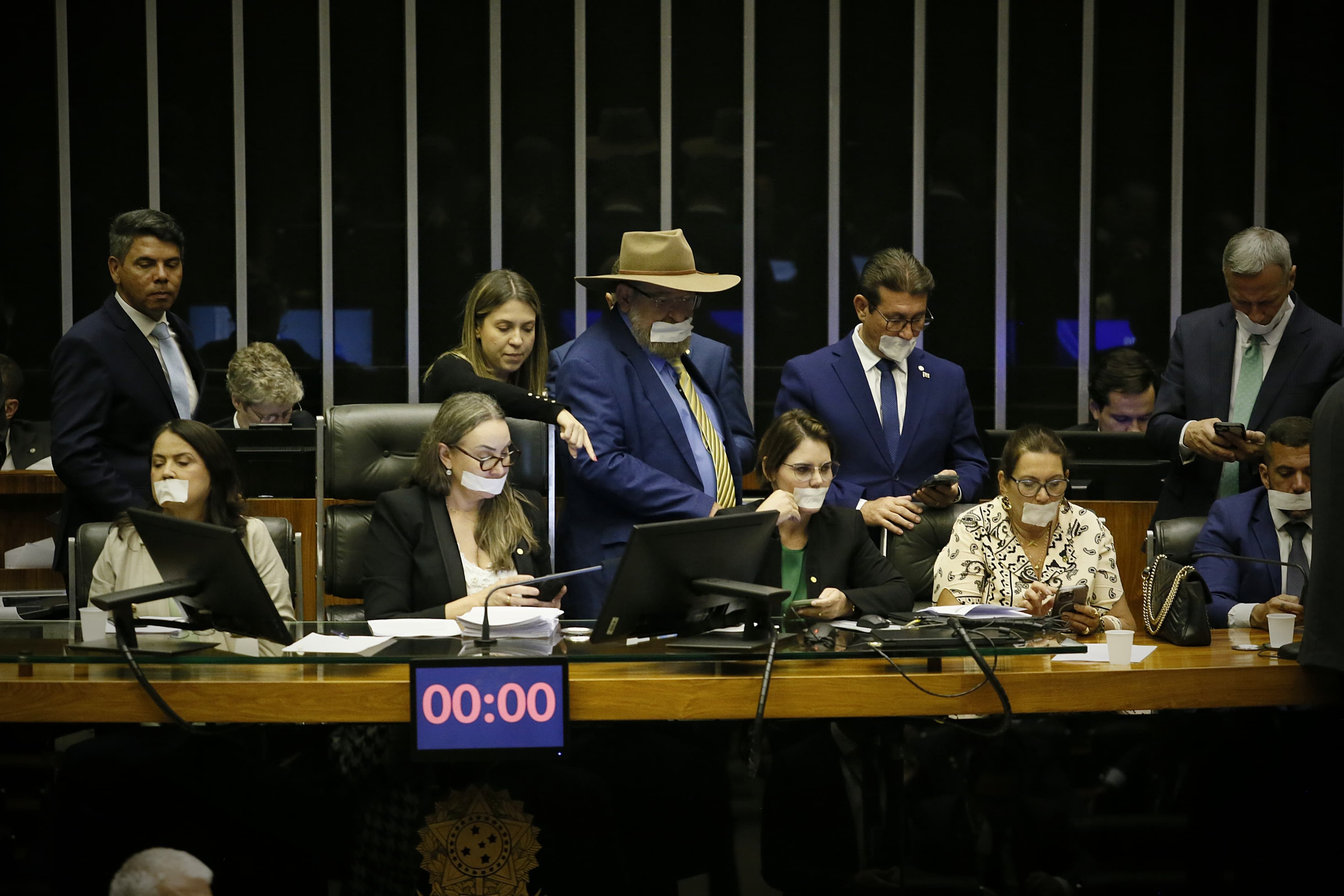 Parlamentares da oposição ocupam mesas do Congresso em protesto contra a prisão de Jair Bolsonaro. Reprodução: Globo