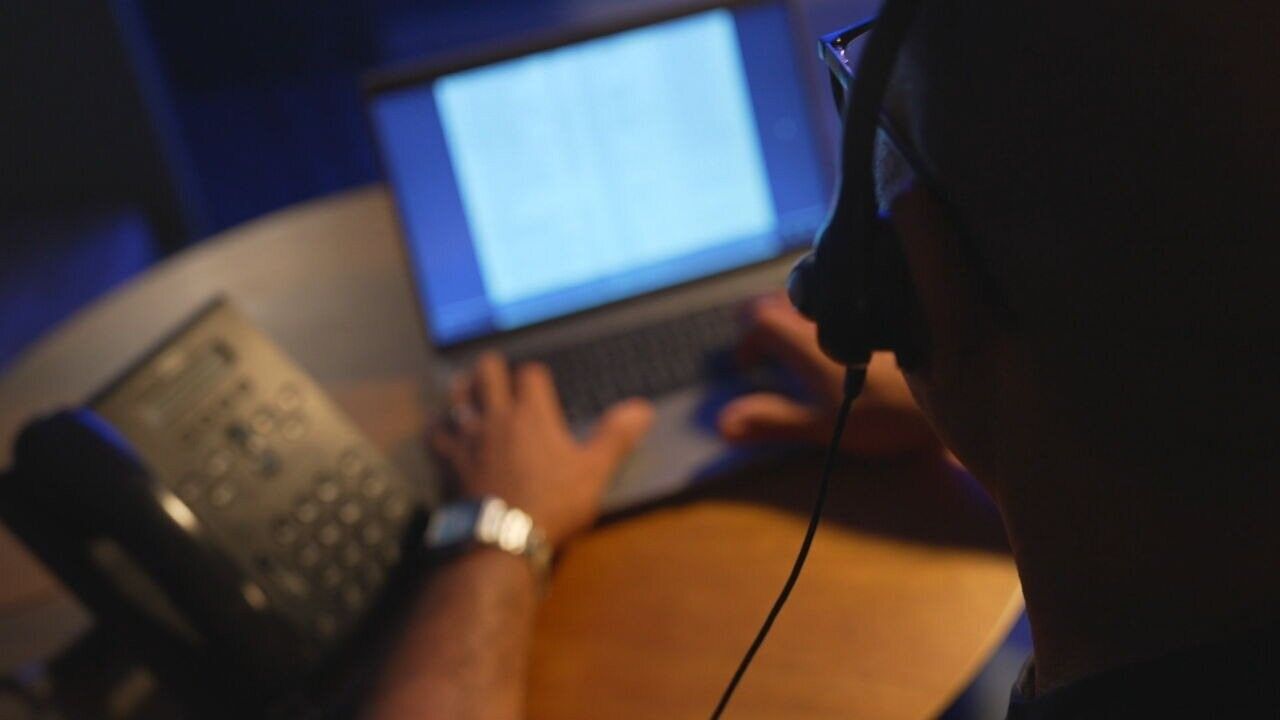 Robôs geram 10 bilhões de ligações automáticas mensais, dificultando atendimentos médicos no Brasil. Reprodução: Globo