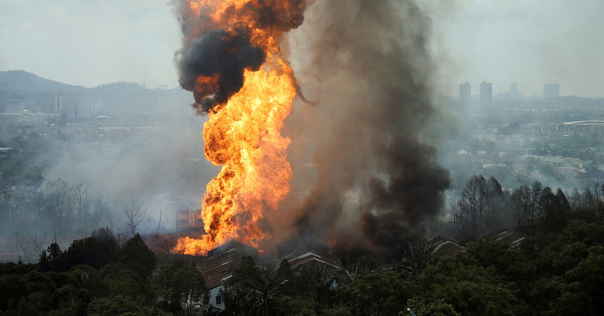 Incêndio em Gasoduto na Malásia Deixa 63 Feridos e Muitas Evacuações