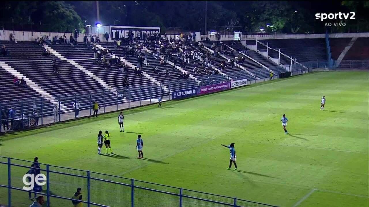 Raíssa Bahia discute com árbitra para voltar ao jogo após atendimento médico. Reprodução: Globo