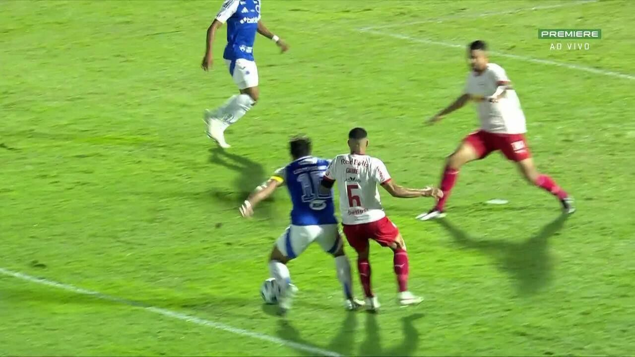 Árbitro do jogo consulta o VAR em lances do ataque do Cruzeiro. Reprodução: Globo