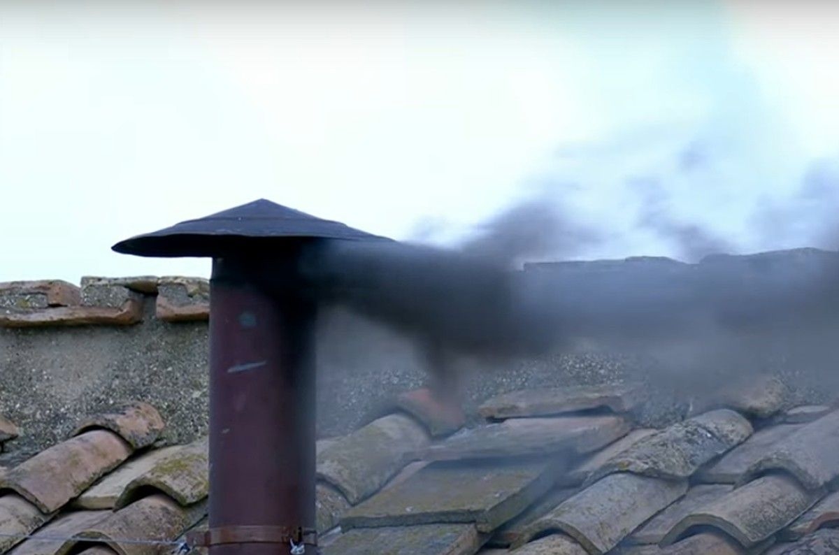 Novos votos são aguardados no Palácio Apostólico após o intervalo. Reprodução: CBN Brasil