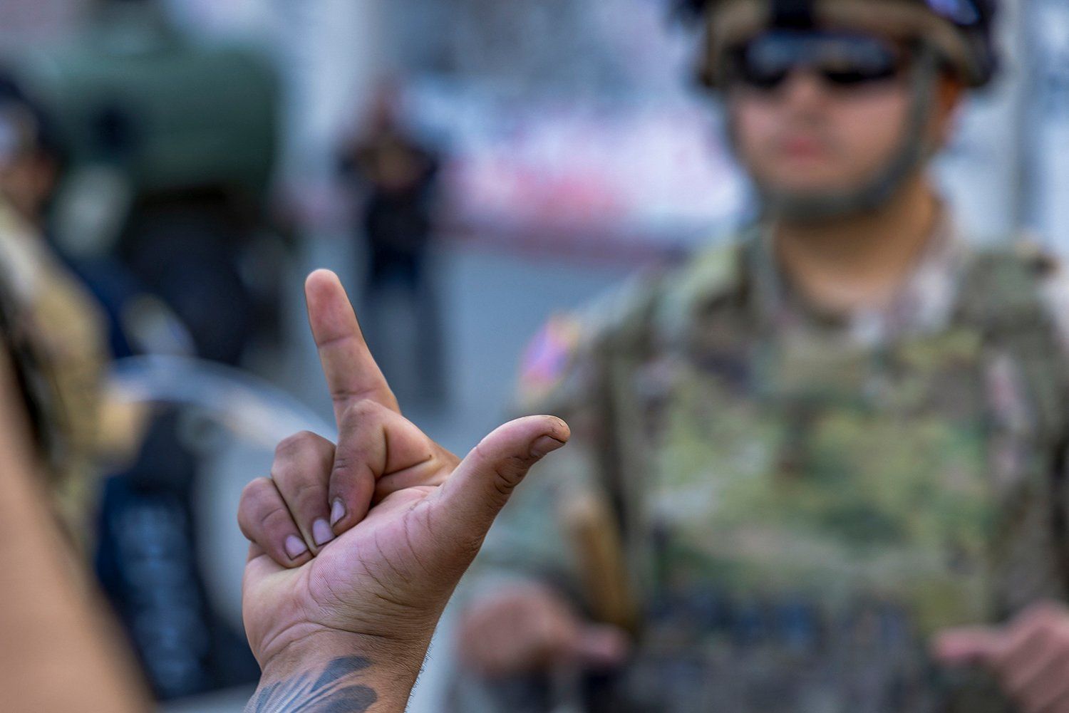 Manifestantes protestam contra a ICE em Los Angeles, refletindo a opinião de diversas plataformas. Reprodução: Gizmodo