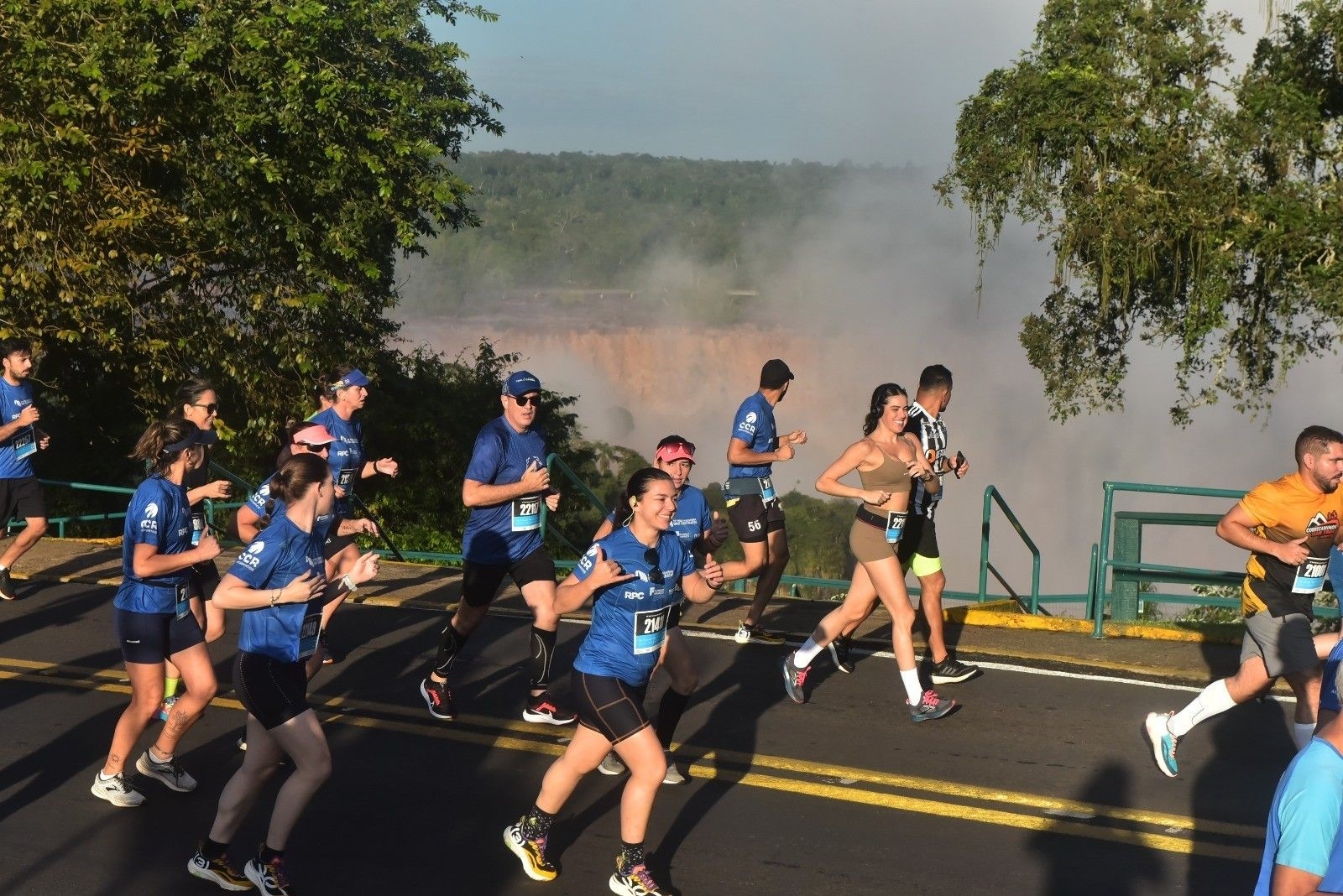 Corredores se prepararam para a 16ª Meia Maratona das Cataratas em Foz do Iguaçu. Reprodução: Globo