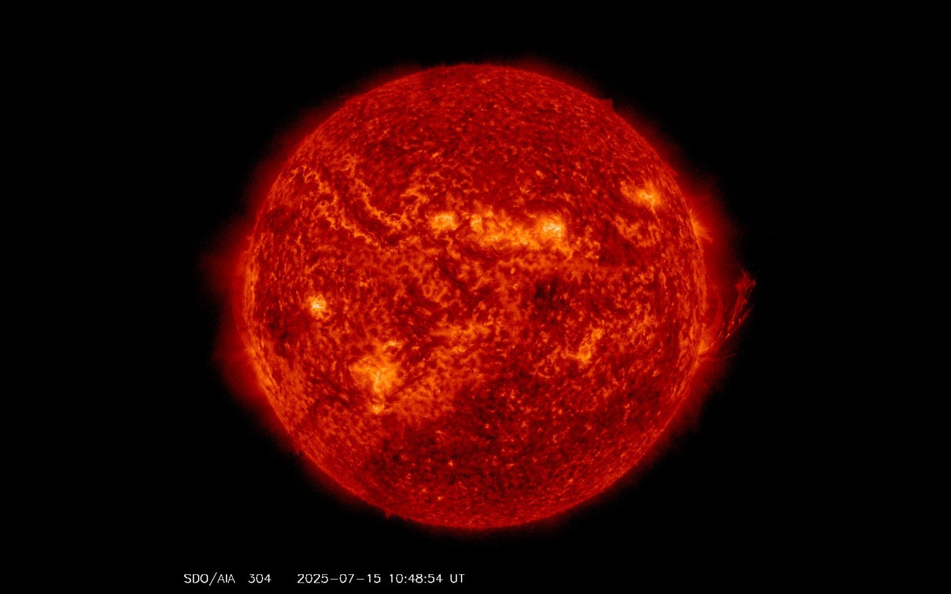 Explosão solar gera uma tremenda fissura de plasma na atmosfera do Sol. Reprodução: Gizmodo