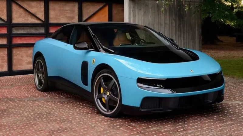 Ações da Ferrari despencam mais de 8% após a revelação do 1º carro elétrico da marca