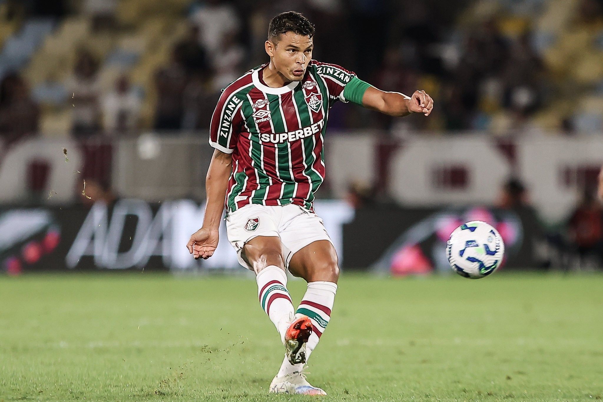 Thiago Silva deixa o campo do Maracanã com dor na coxa após a vitória do Fluminense. Reprodução: Globo