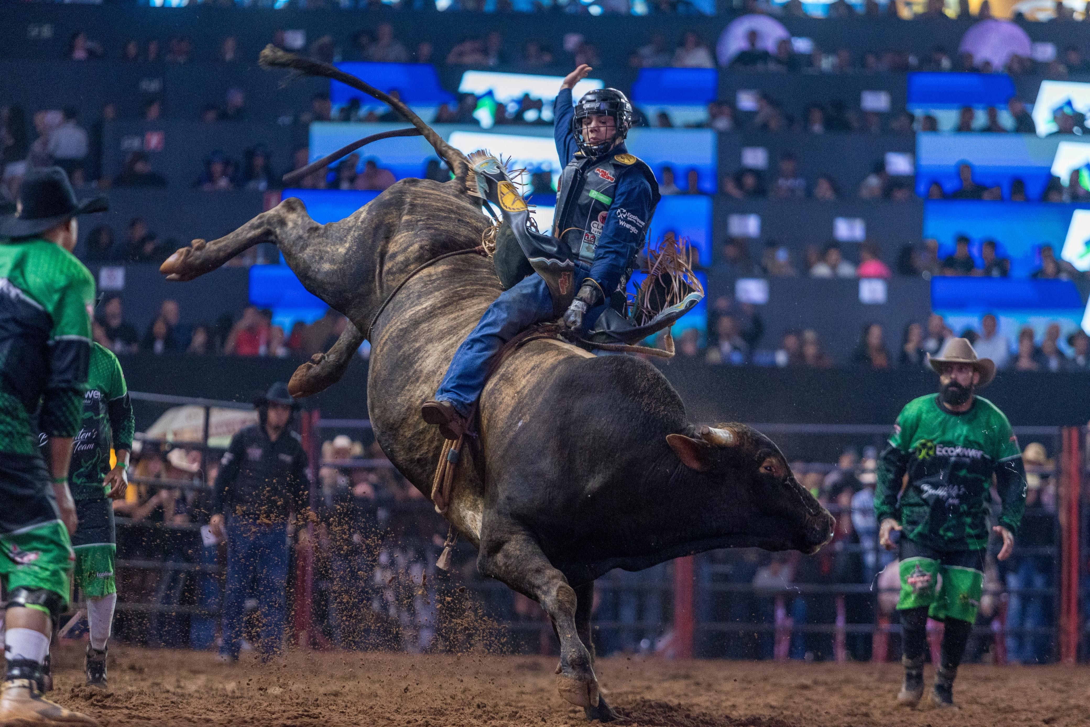 Competidores em ação nas emocionantes provas de montaria da Festa do Peão de Americana 2025. Reprodução: Globo