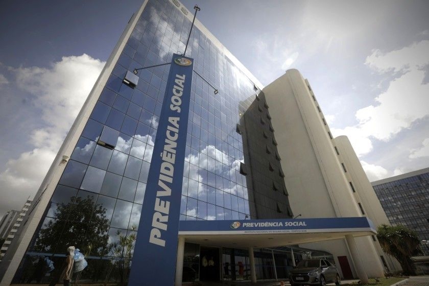 Estudo aponta que desvincular reajustes do salário mínimo pode aliviar pressão sobre gastos do INSS.; Reprodução: O Globo