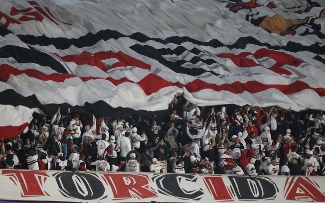 Torcida do São Paulo no Morumbi: Tricolor terá um mês cheio. Reprodução: Rubens Chiri e Miguel Schincariol/Saopaulofc
