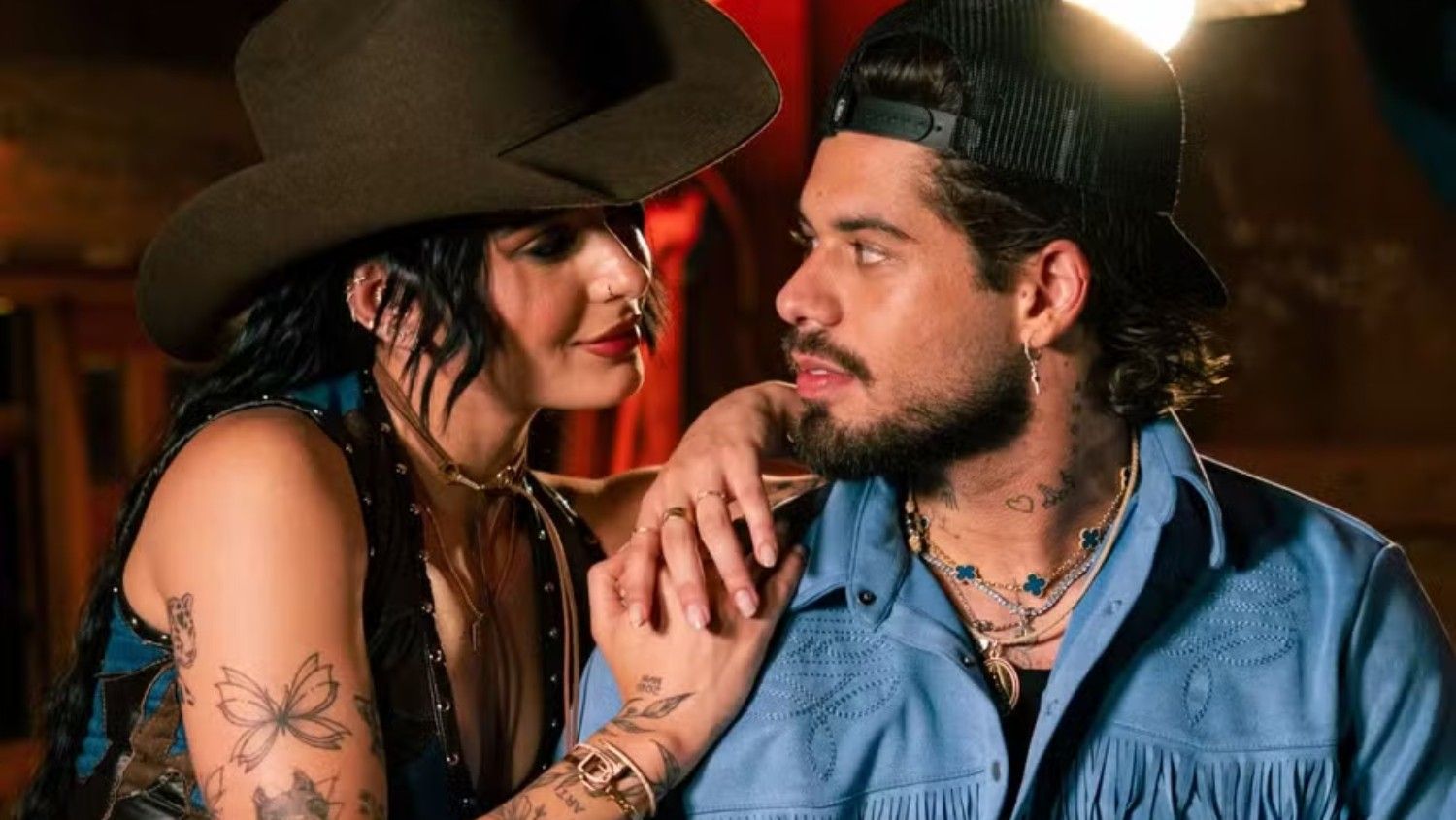 Ana Castela e Zé Felipe durante o lançamento de 'Sua Boca Mente', romance em pauta. Reprodução: Retorno do item 11