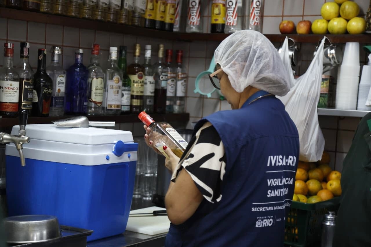 Equipe da Secretaria de Saúde realiza fiscalizações em bares cariocas para evitar intoxicação por metanol. Legenda da imagem. Reprodução: Retorno do item 11