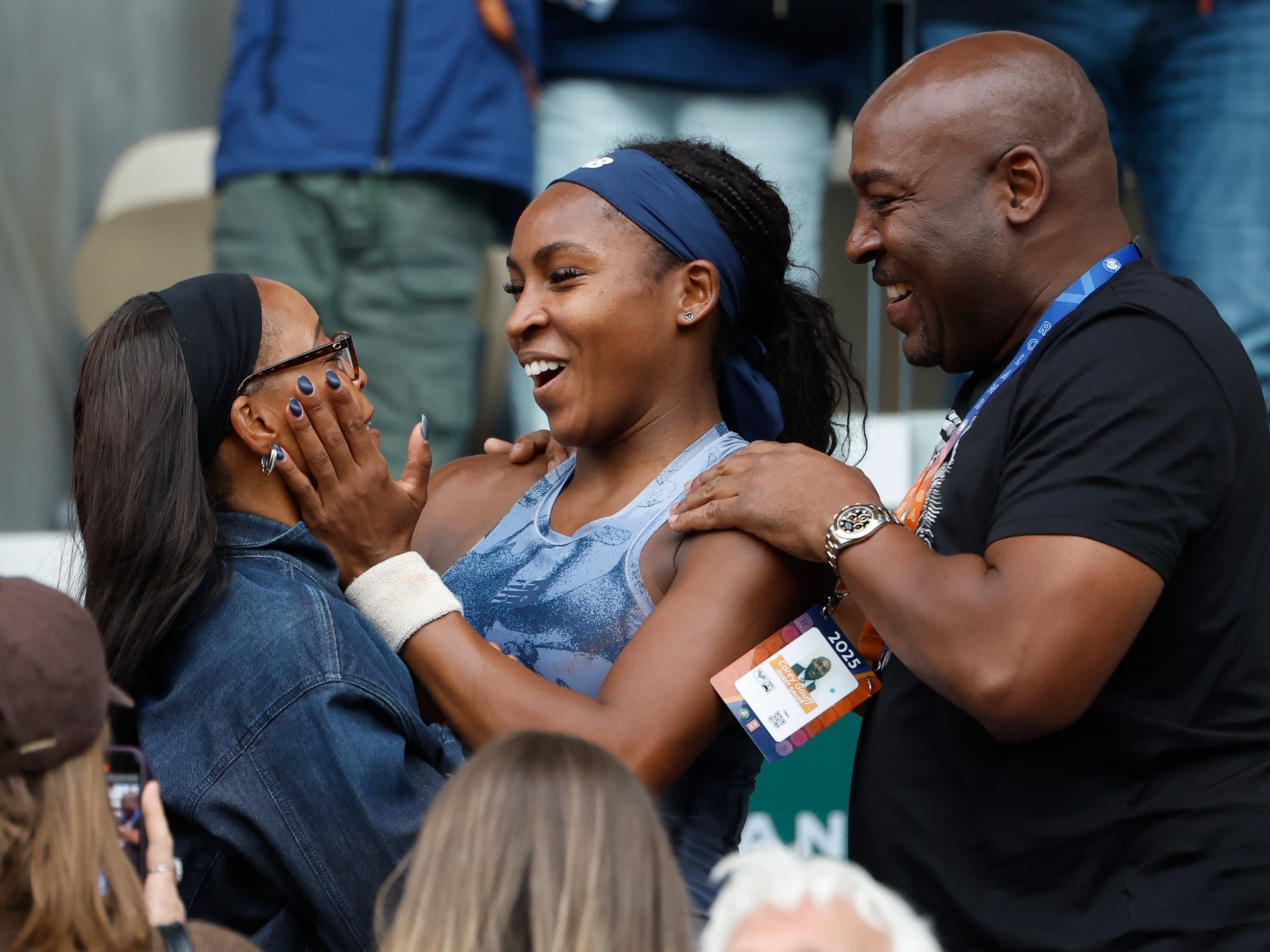 Coco Gauff celebra vitória no French Open ao lado dos pais, Candi e Corey Gauff. Reprodução: Business Insider