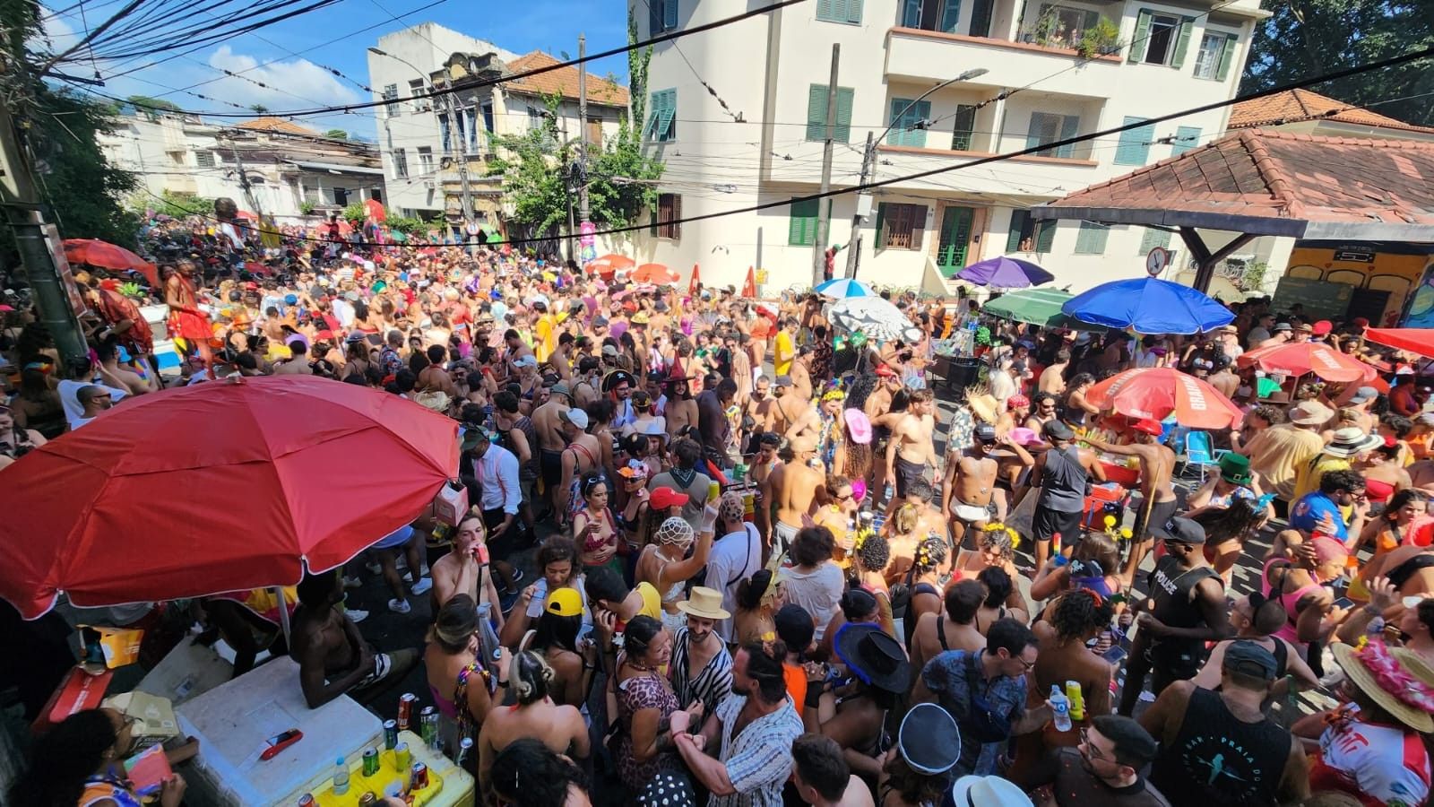 Foliões curtem o Carnaval no Rio, gastando até R$1.700 para a folia.. Reprodução: Oglobo