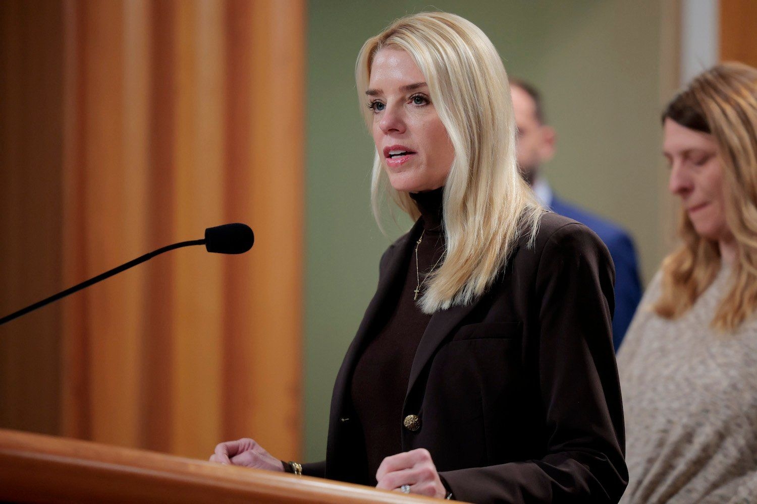 A procuradora-geral Pam Bondi anuncia acusações contra estudantes em coletiva de imprensa. Reprodução: Gizmodo.