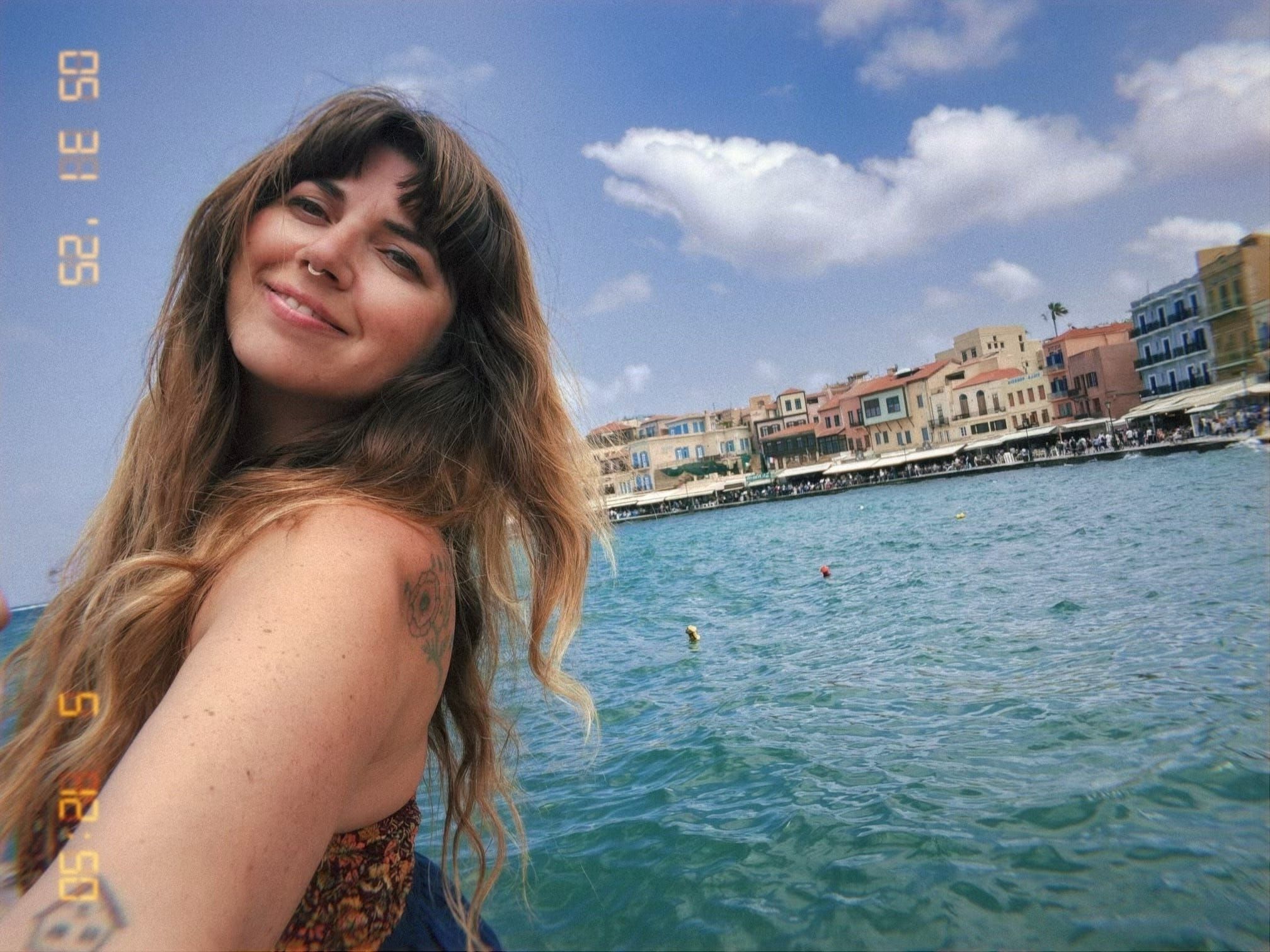 Christina Kantzavelos deixou a Califórnia, posa à beira d'água em Portugal em busca de saúde e vida mais equilibrada. Reprodução: Retorno do item 11