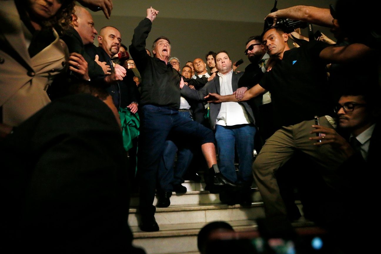 Bolsonaro retorna à Câmara e exibe tornozeleira eletrônica em meio a críticas às restrições judiciais. Reprodução: Globo