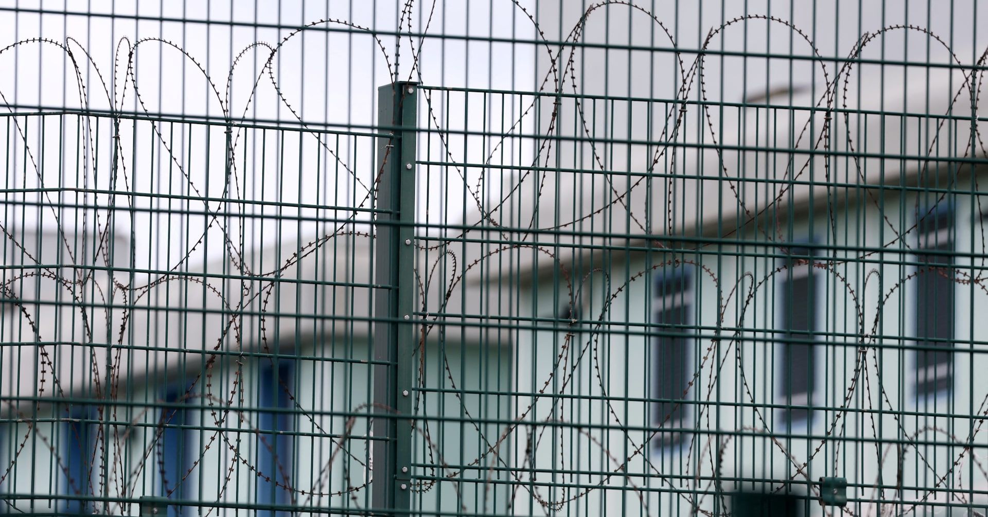 Ministro francês aponta tráfico de drogas como possível motivo para ataques a prisões. Reprodução: Reuters