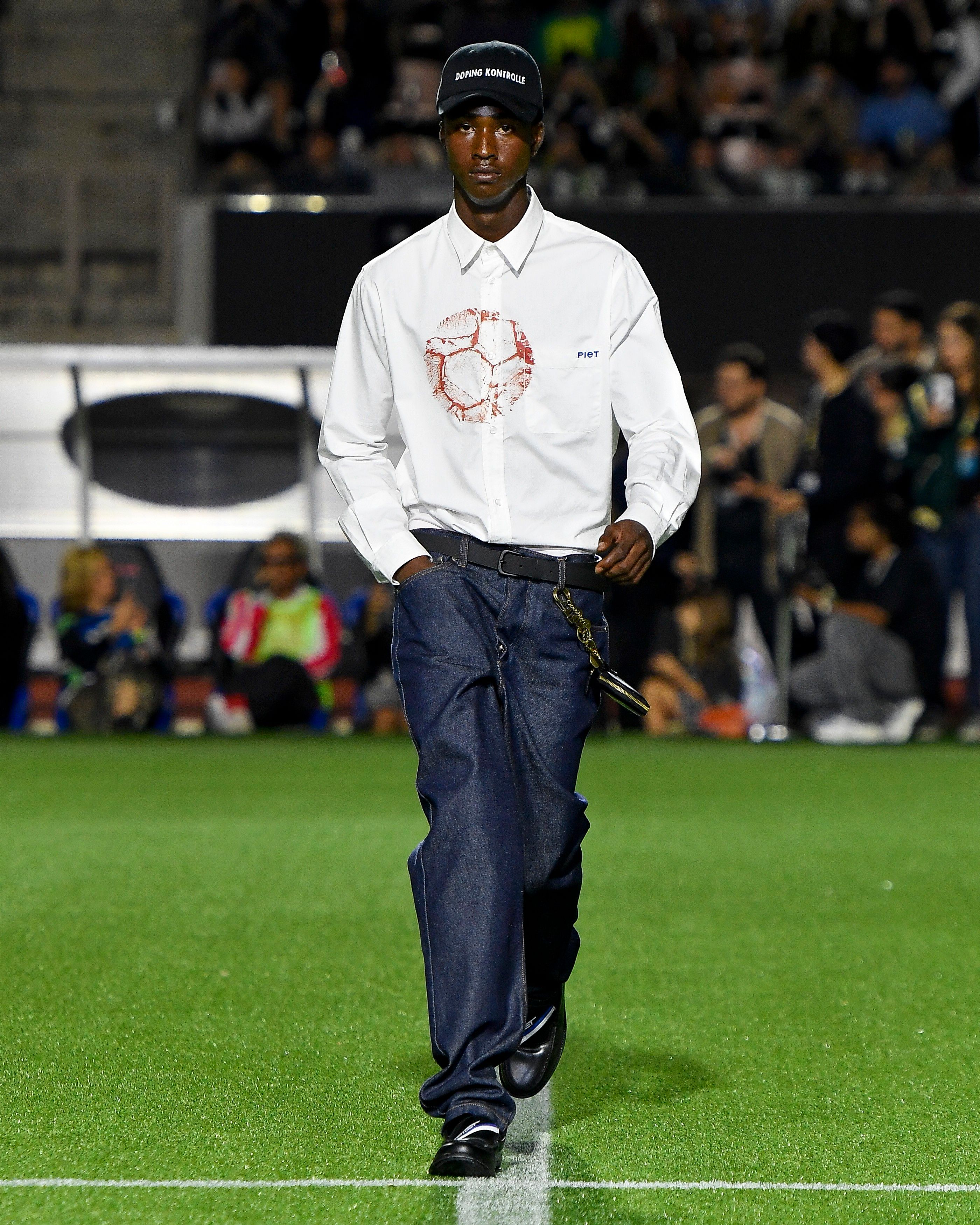 Desfile da Piet no Pacaembu, destacando a brasilidade na moda. Reprodução: Globo