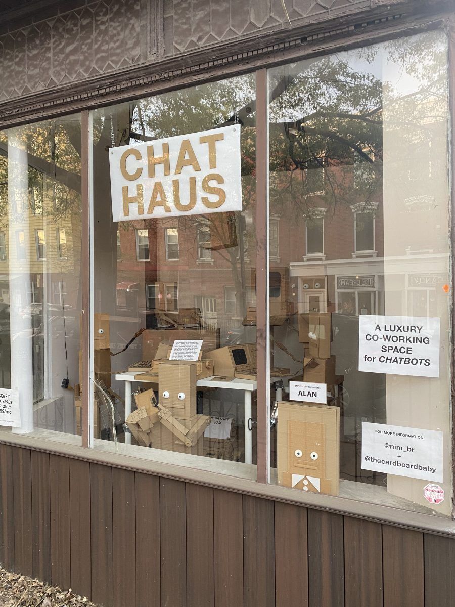 Artista de Brooklyn exibe instalação divertida sobre a ascensão da IA no mundo da arte. Reprodução: TechCrunch