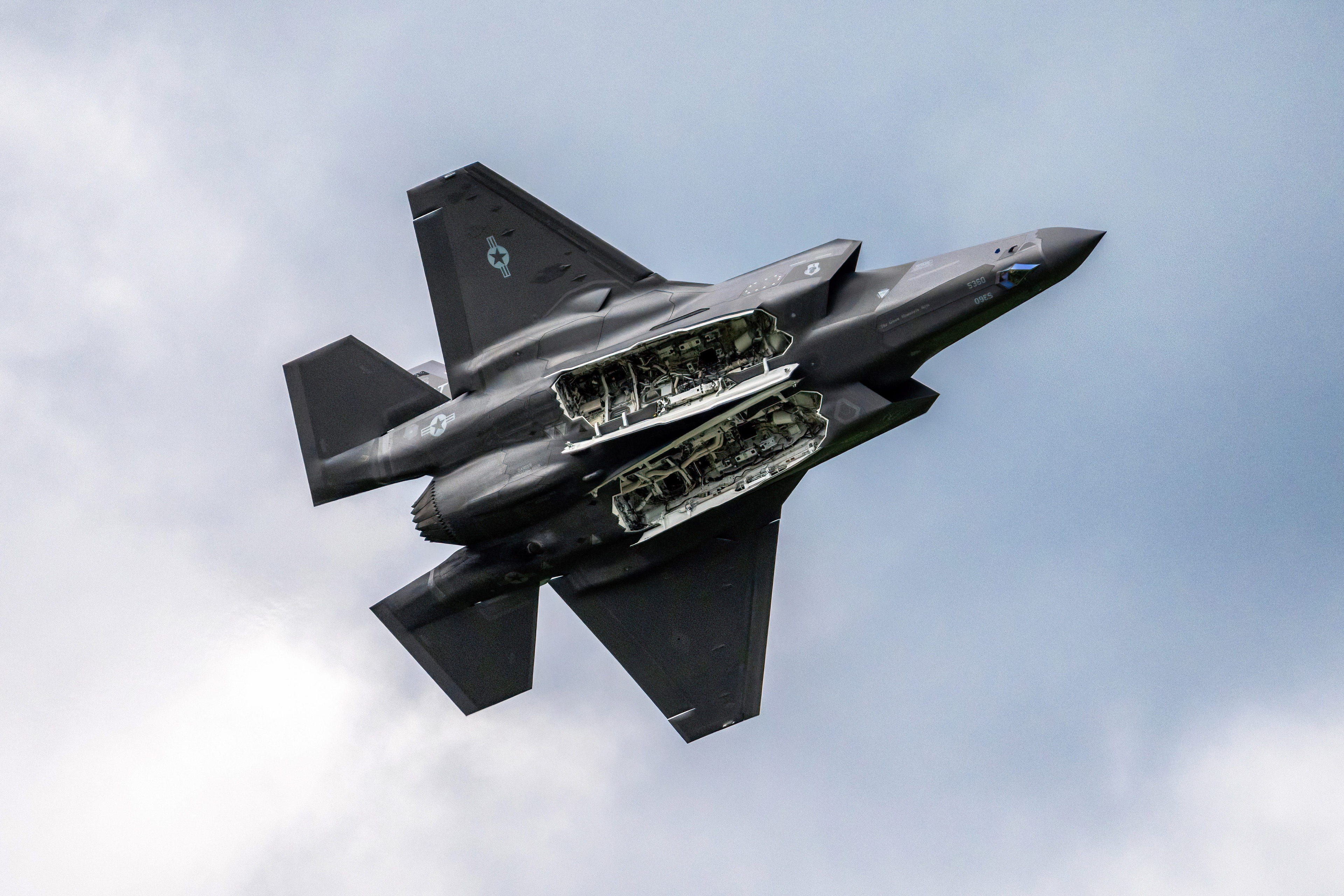 F-35 da Força Aérea dos EUA performa durante grande show aéreo, enquanto Lockheed Martin enfrenta queda nas ações. Reprodução: Business Insider