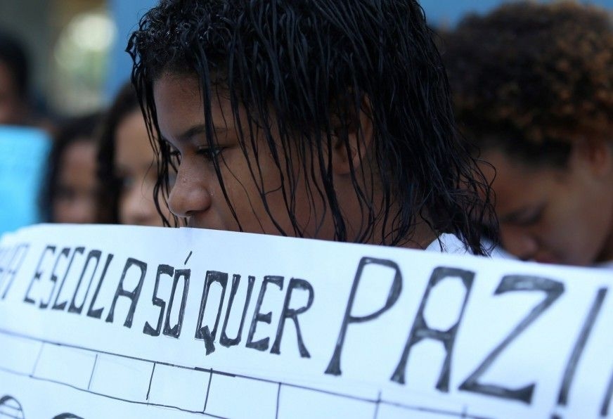 Manifestantes se reúnem em ato contra a violência nas escolas do Rio de Janeiro. Reprodução: Globo