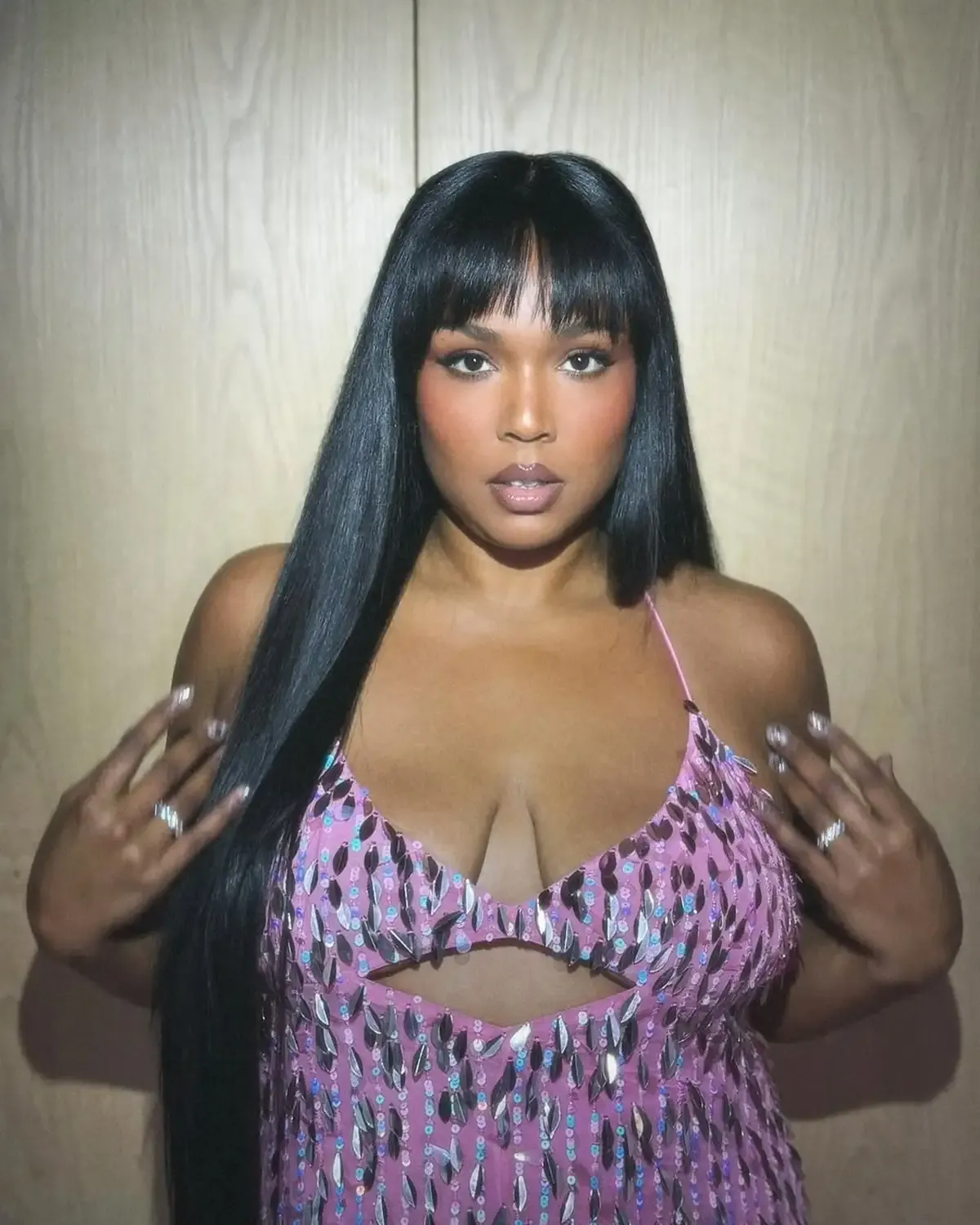 Lizzo defende que acusações de assédio ameaçam sua liberdade de expressão como artista. Reprodução: Billboard US