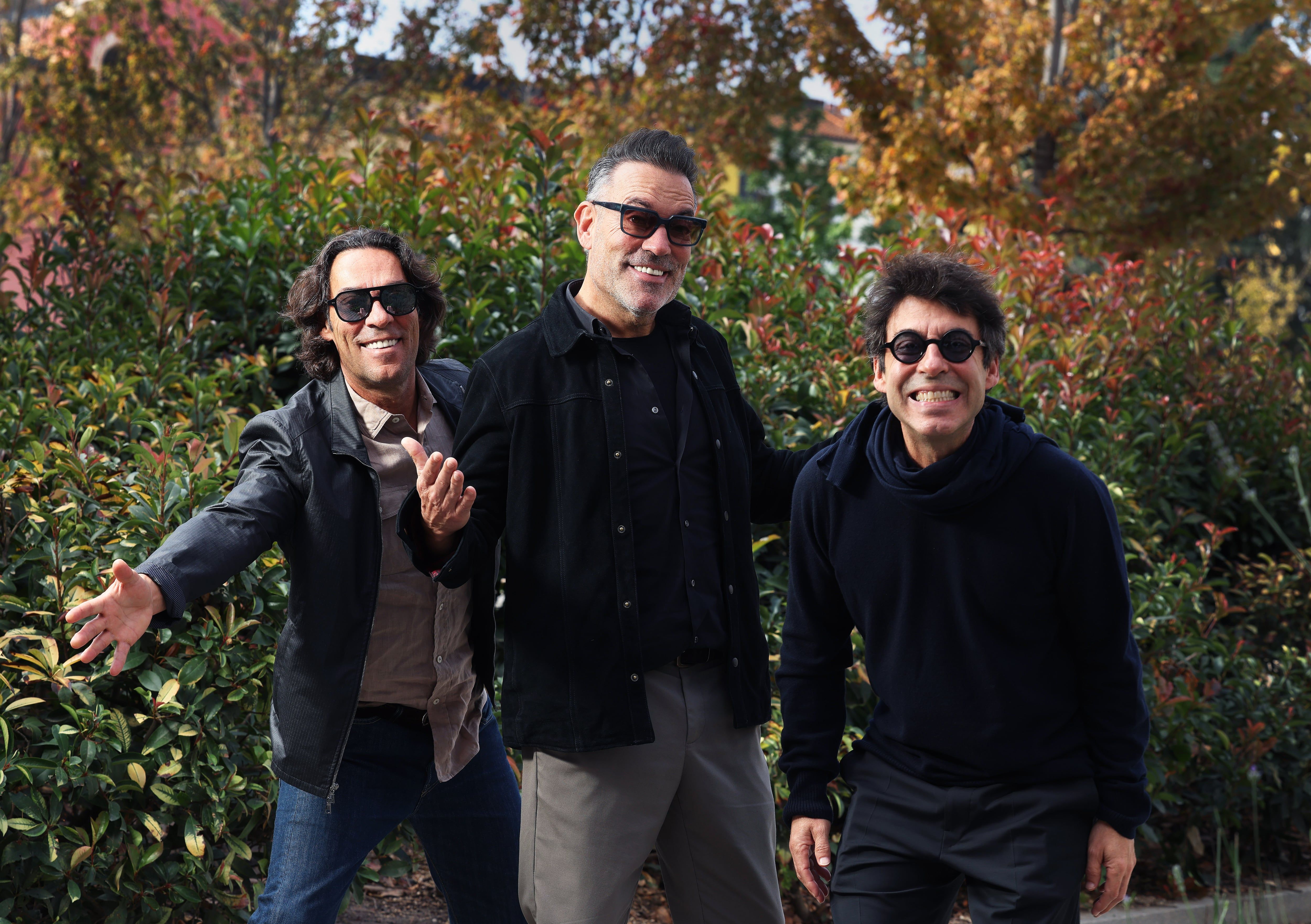 Trio de irmãos da banda Café Quijano é visto na rua do centro de Madrid. Legenda da imagem. Reprodução: Retorno do item 11