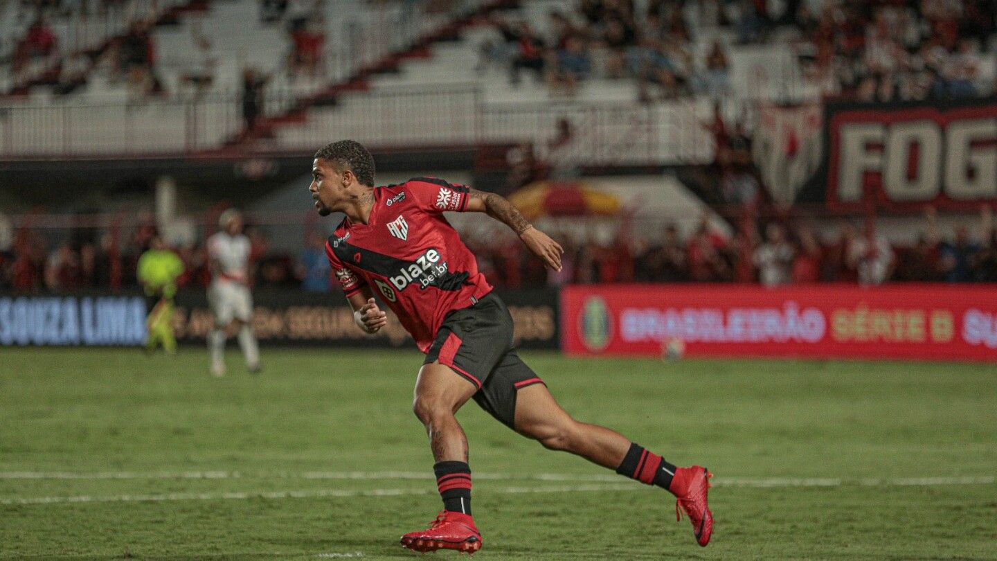 Atacante emprestado ao Atlético-GO celebra gol que garantiu vitória sobre o Esquadrão. Reprodução: Itatiaia