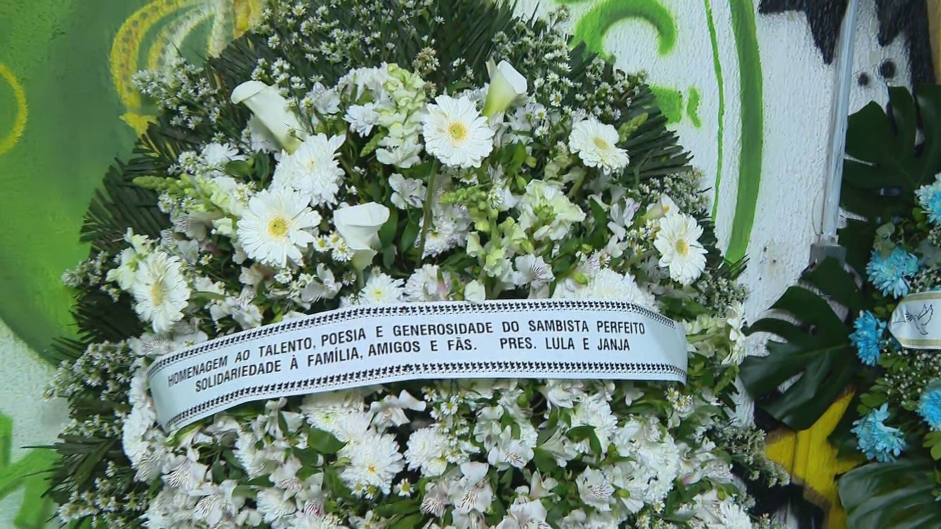 Coroas de flores chegam à quadra do Império Serrano para o velório de Arlindo Cruz. Reprodução: Globo.