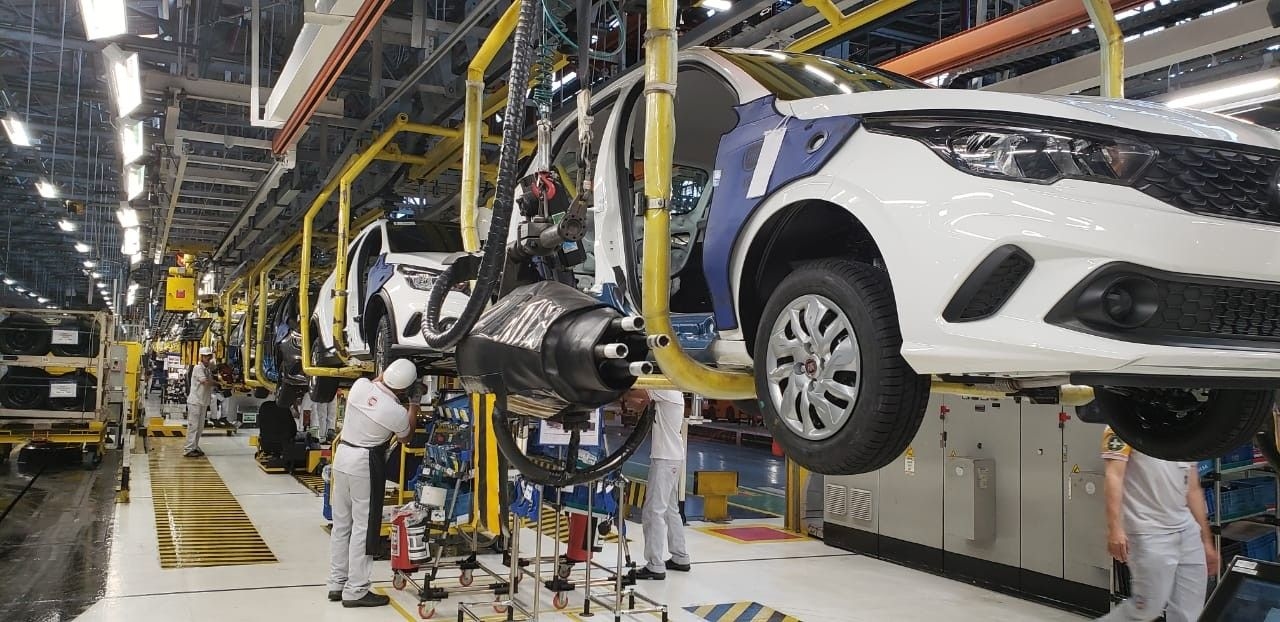 Setor automobilístico lidera exportações de Minas Gerais com superávit de R$ 21,2 bilhões em 2024.; Reprodução: Alexandro Ribeiro - TV Globo