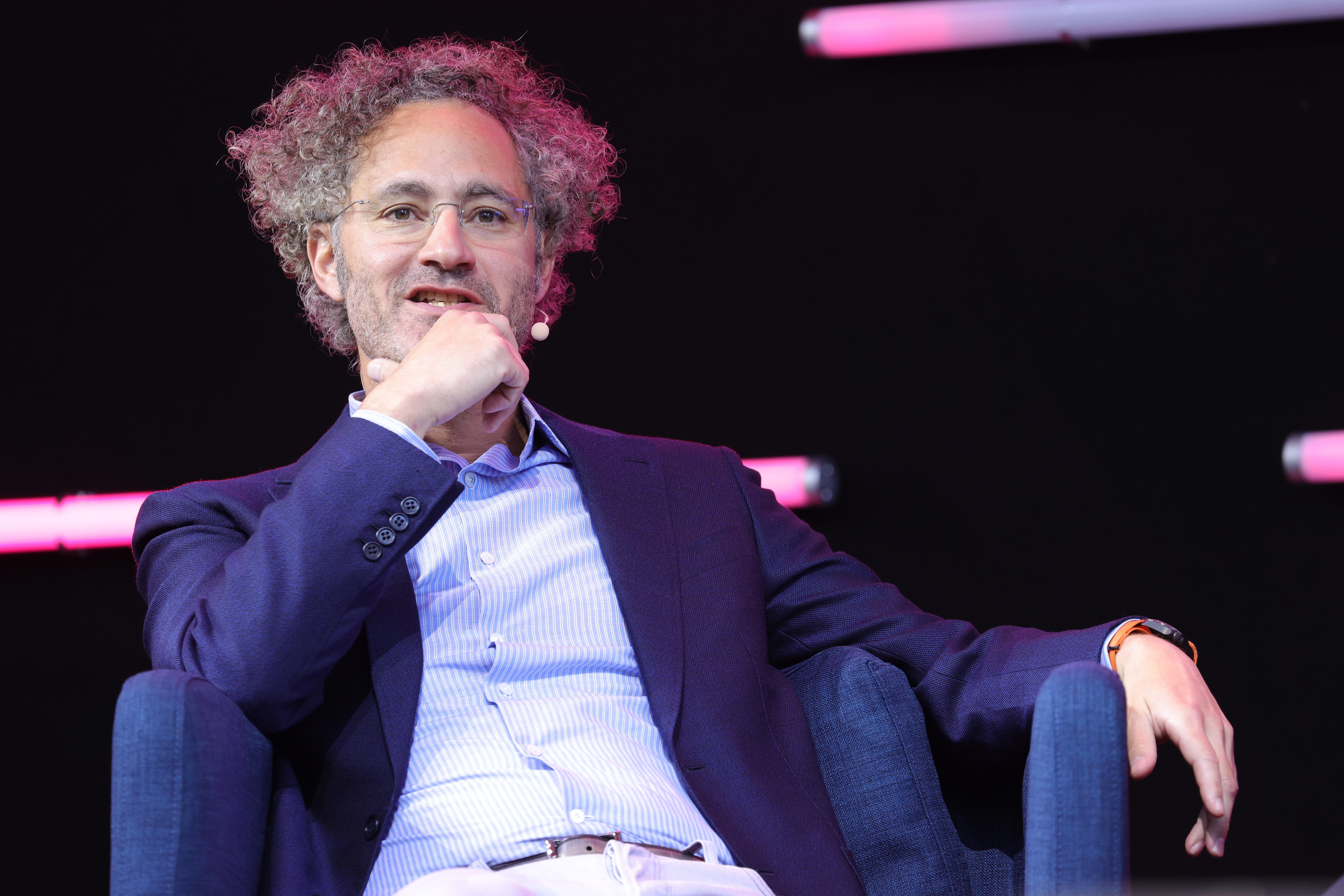 Alex Karp, CEO da Palantir, critica a educação elitista durante earnings call da empresa. Reprodução: Business Insider