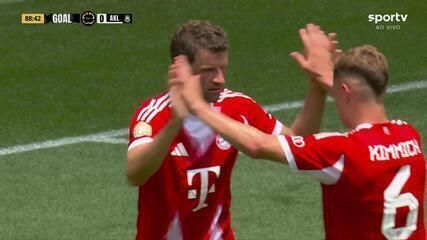 Bayern de Munique conquista a maior goleada da rodada, 10 a 0, com destaque para Olise. Reprodução: Globo