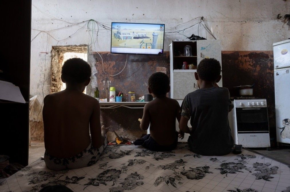Crianças em situação de vulnerabilidade social evidenciam a urgência da Renda Básica no Brasil. Reprodução: Globo